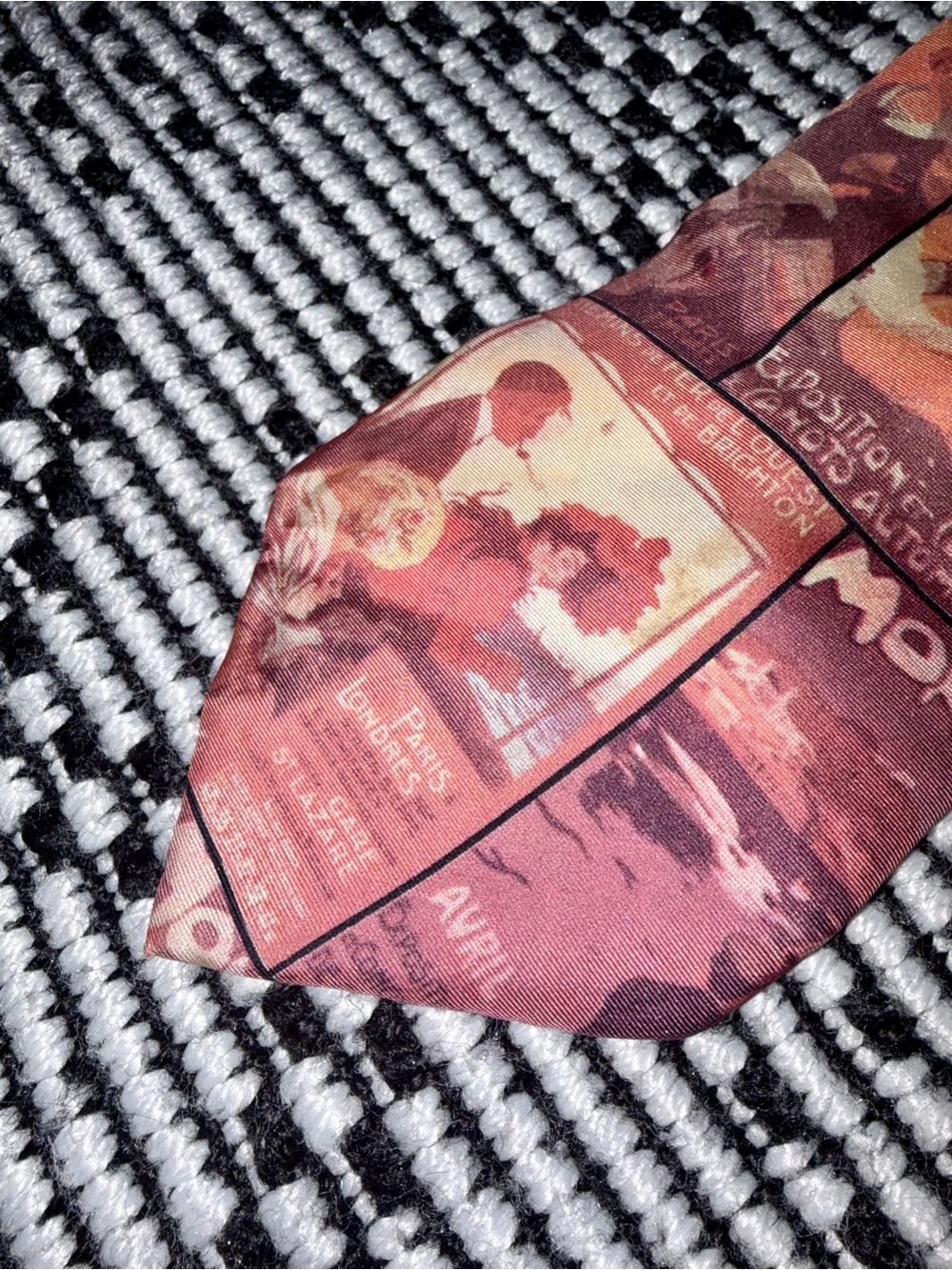 Dolce & Gabbana 90s Pin Up / Peek a boo Graphic Silk Tie - Picture 4 of 13